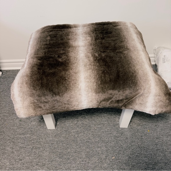 Morgan Home Birch Trail Luxurious Faux Fur Throw, 50*60 (brand new open box) - Picture 2 of 2